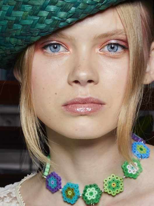 Come abbinare il trucco al colore dell’abito: una guida per look indovinati