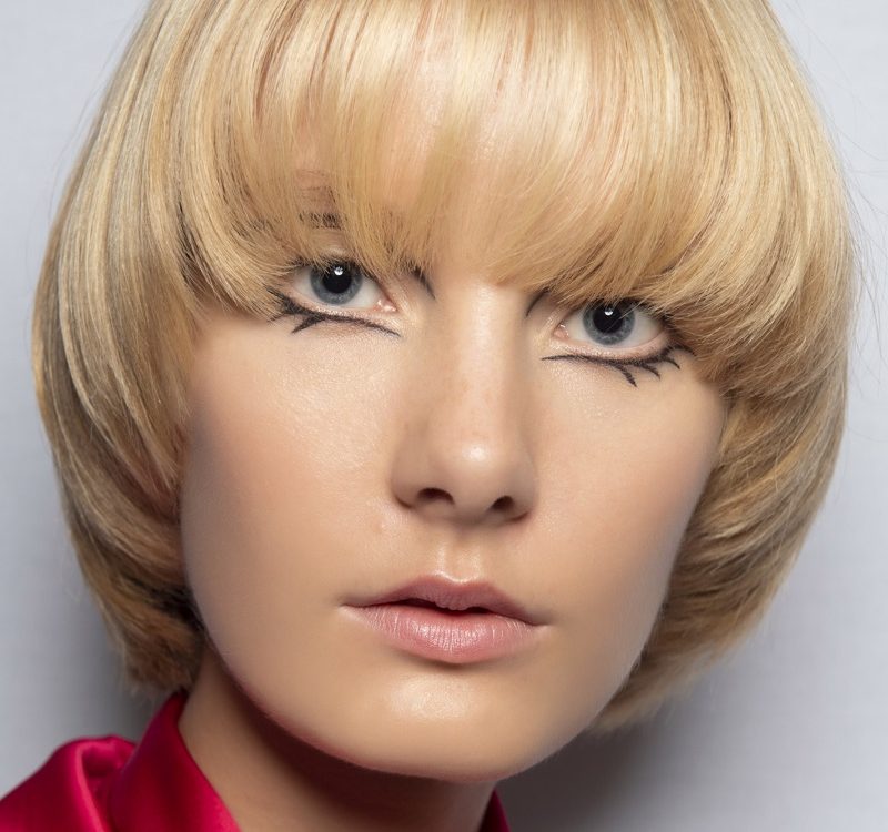 capelli-biondo-miele-bowl-cut