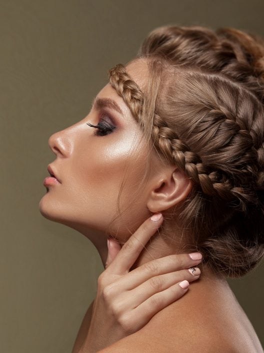 Chignon con treccia: tante ispirazioni semplici ed eleganti per stupire con i capelli