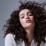 Come prendersi cura dei capelli ricci: consigli e prodotti per ottenere boccoli perfetti