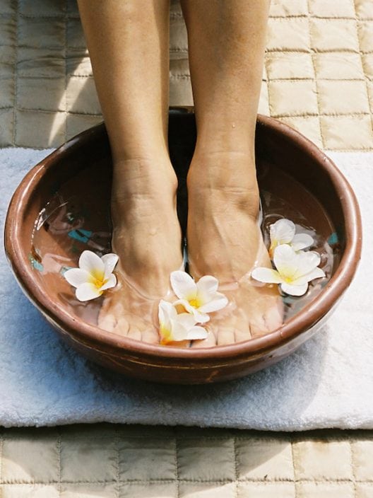 Pedicure a casa come dall’estetista: con i prodotti giusti diventa una coccola