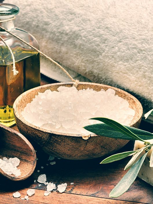 Olio di oliva: dalla cucina, un alleato green per capelli sani, forti e luminosi