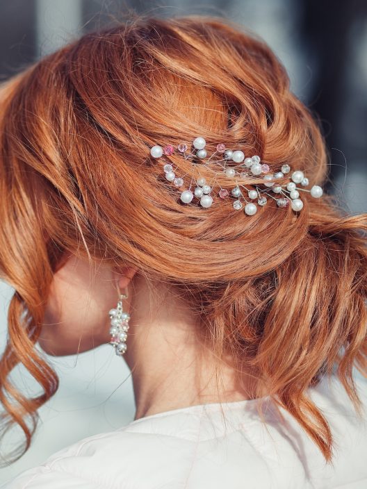 Le acconciature da cerimonia più glam per i capelli medi