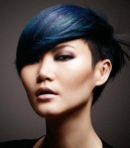 Capelli blu: a chi stanno bene e come si fanno