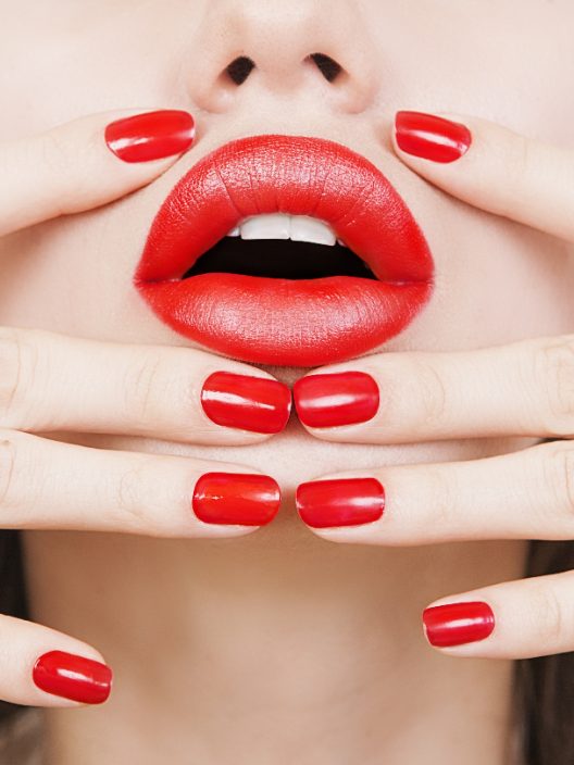 Cosa pensano gli uomini del rossetto (ma anche di ombretto, smalto e blush)