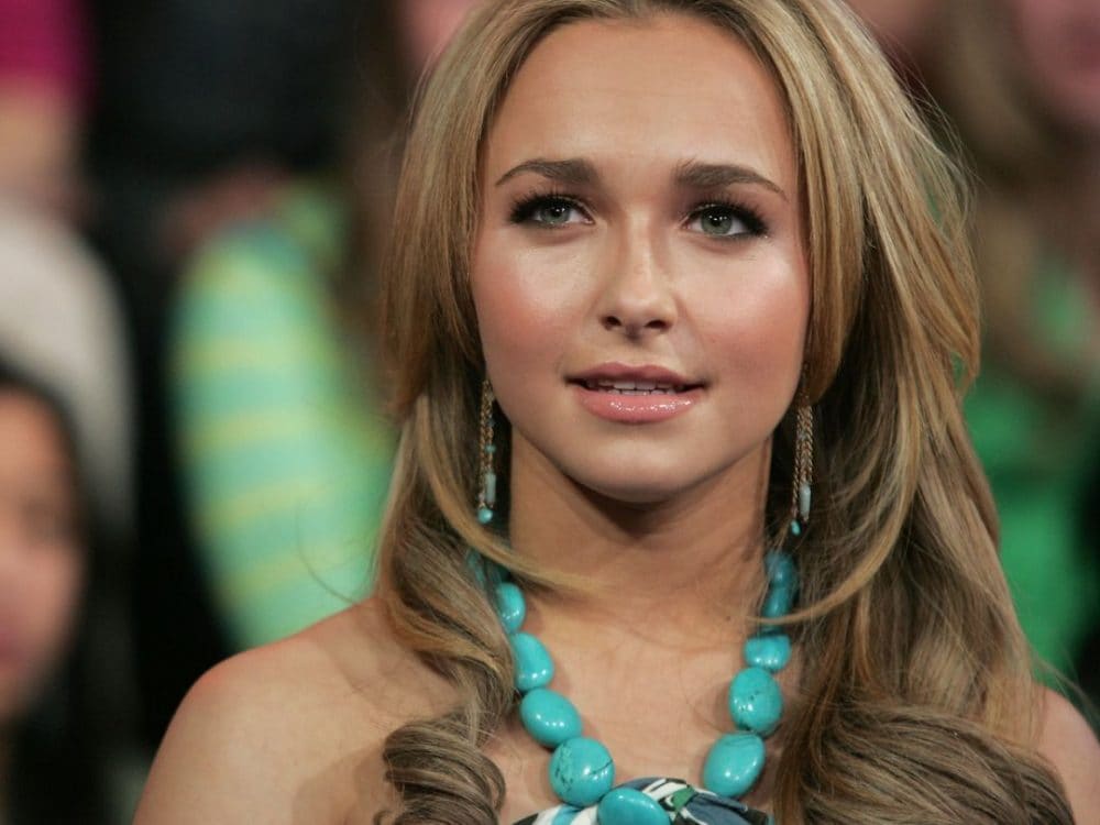 Hayden Panettiere ha occhi vicini, punta su mascara intenso e trucco che si concentra da metà occhi