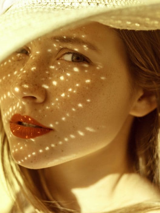 Come eliminare le macchie scure: i prodotti e i consigli del dermatologo