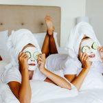 Cosa fare mentre indossi la maschera viso? 5 idee non-beauty che fanno bene a mente e cuore