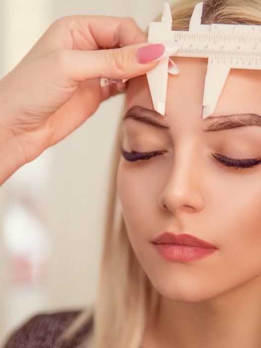 Sopracciglia perfette: microblading, dermopigmentazione o laminazione? Trova la tecnica che fa per te