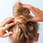 Non il solito chignon! Come realizzare la pettinatura più semplice e chic che ci sia, con un tocco in più