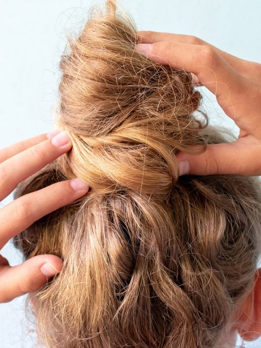 Non il solito chignon! Come realizzare la pettinatura più semplice e chic che ci sia, con un tocco in più