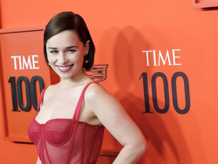 Emilia Clarke beauty look taglio capelli riga laterale