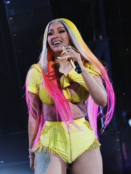 Cardi B, tutto sull’esplosiva hip hop queen dal beauty look sconvolgente