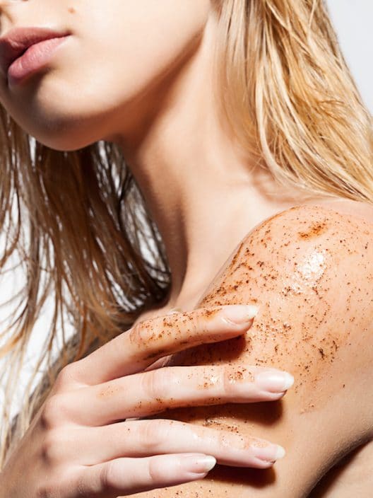 Rinnova il tuo corpo con lo scrub: come farlo e tutti i benefici per la pelle