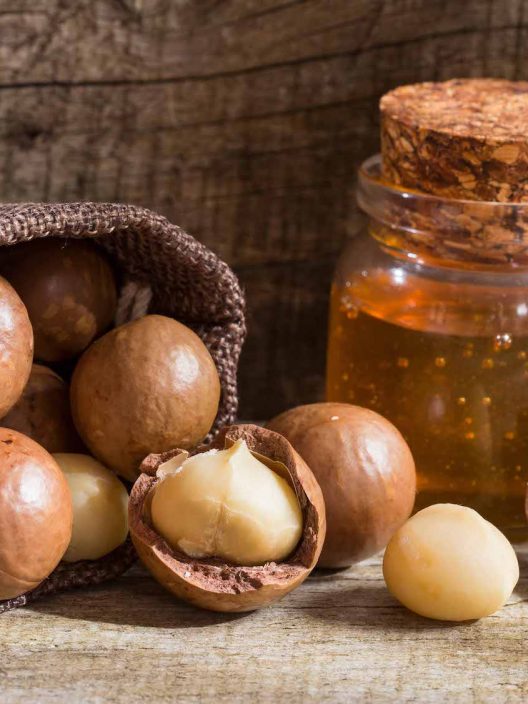 Olio di macadamia: proprietà e usi di un olio nutriente e ristrutturante (ma leggero)