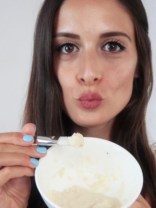 Beauty mask: la ricetta homemade con mandorle e cocco per una pelle glow