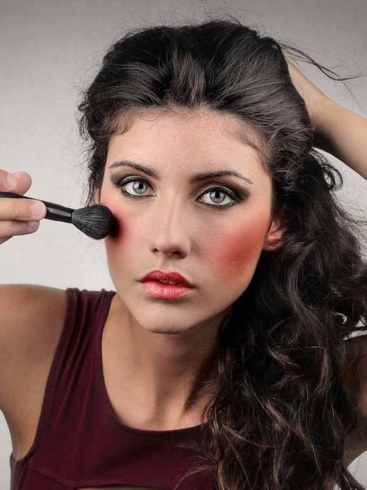 Il trucco che invecchia: 10 errori che ti regalano anni