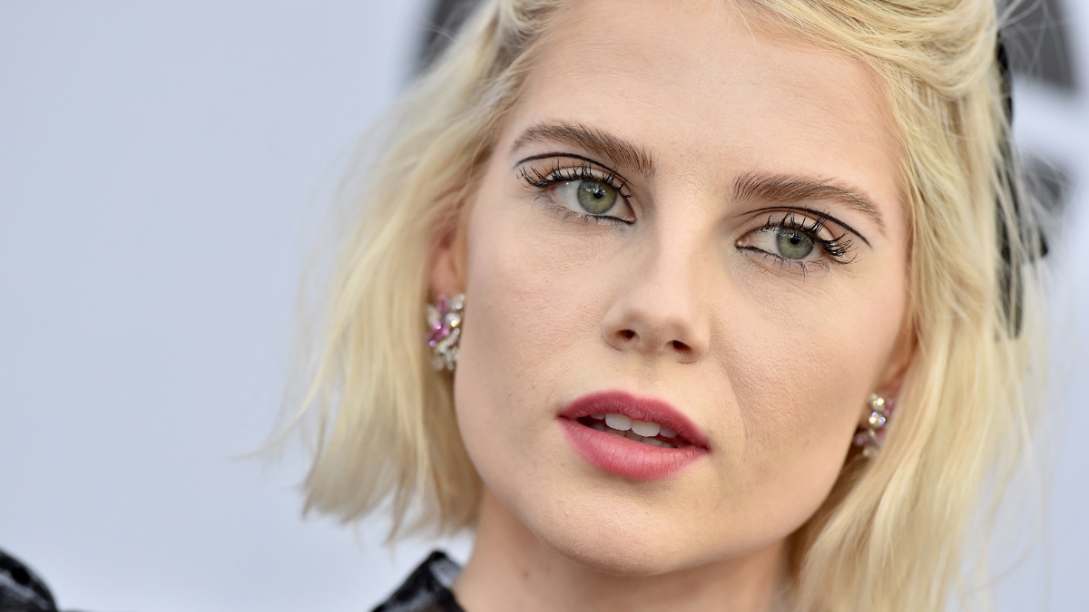 Lucy Boynton su Instagram detta le tendenze beauty più cool di stagione (ecco quali copiare!)