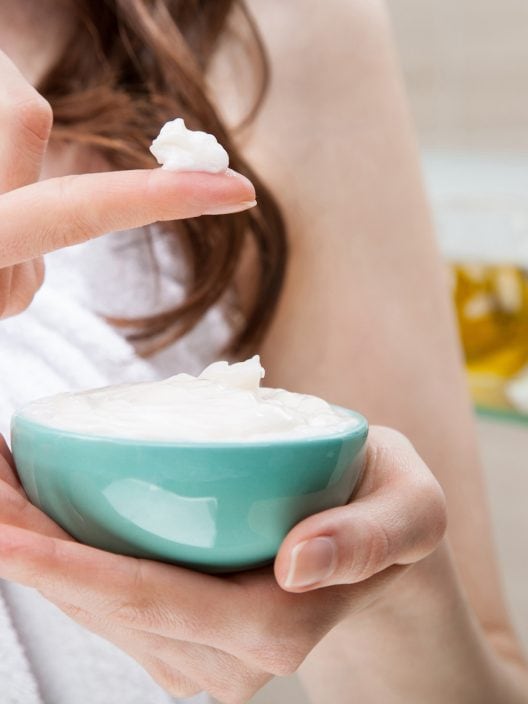 Maschera per capelli secchi fai da te: mixa questi ingredienti naturali e ritrova la luminosità