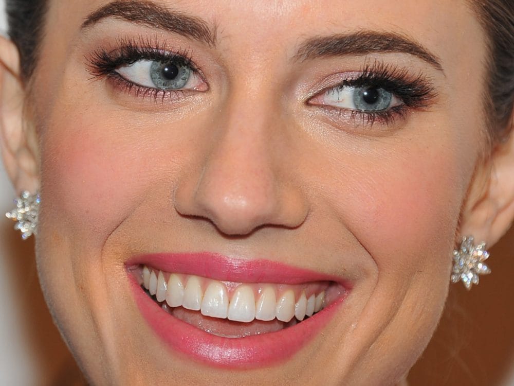 Nell’iride azzurra di Allison Williams si percepisce un disegno a petali di fiore, che corrisponde