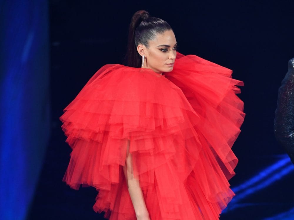 Elodie, nel suo secondo outfit della serata di colore rosso