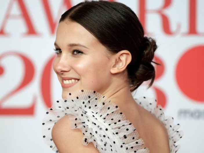 Millie Bobby Brown ha sottotono freddo e sovratono neutro, appartiene alla stagione cromatica invern