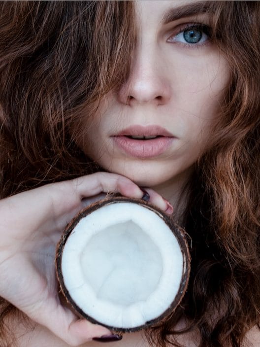 Olio di cocco: tutte le ricette beauty fai da te per capelli, viso e corpo