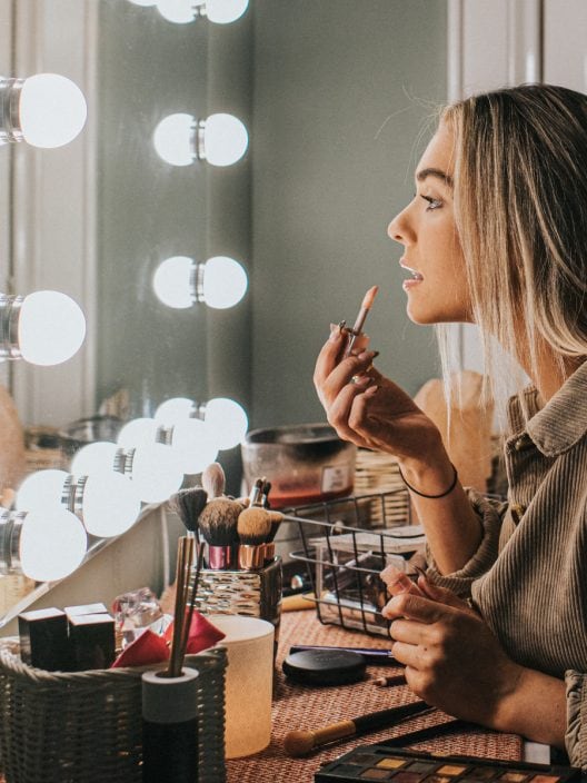 Postazione make-up a casa: come organizzare il tuo vanity table