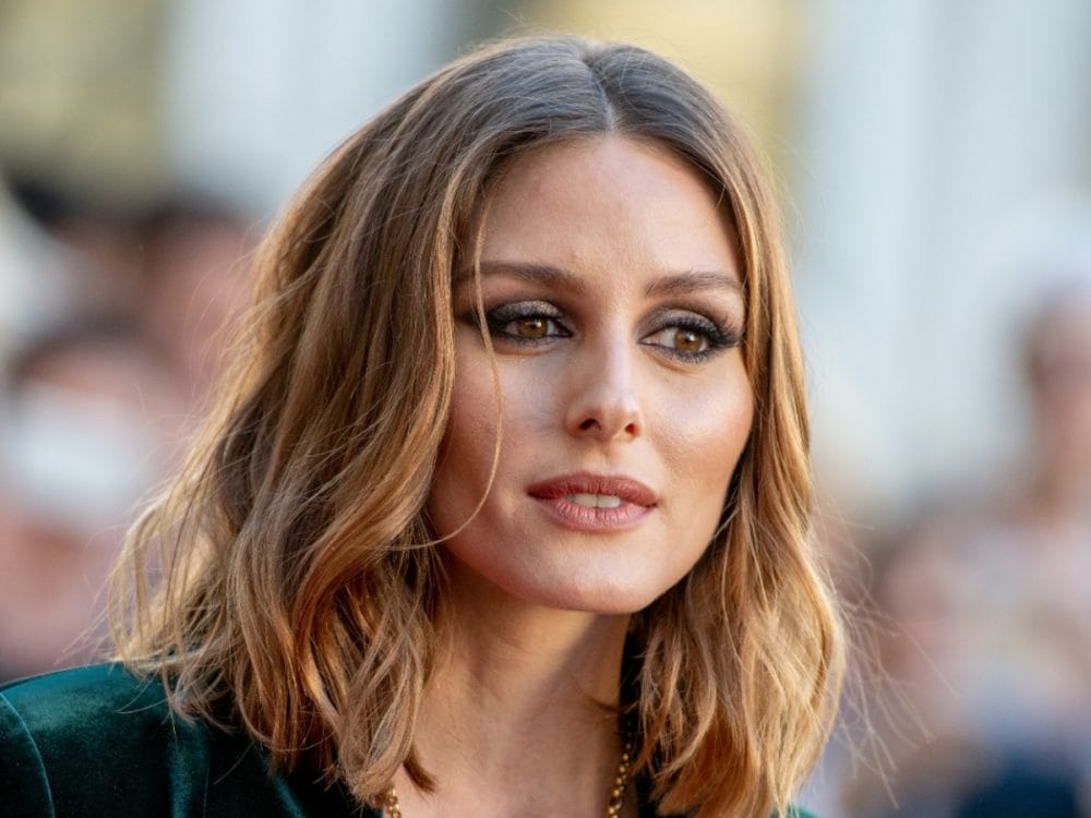 Olivia Palermo appartiene alla stagione autunno soft e indossa un rossetto nude carne opaco che risp