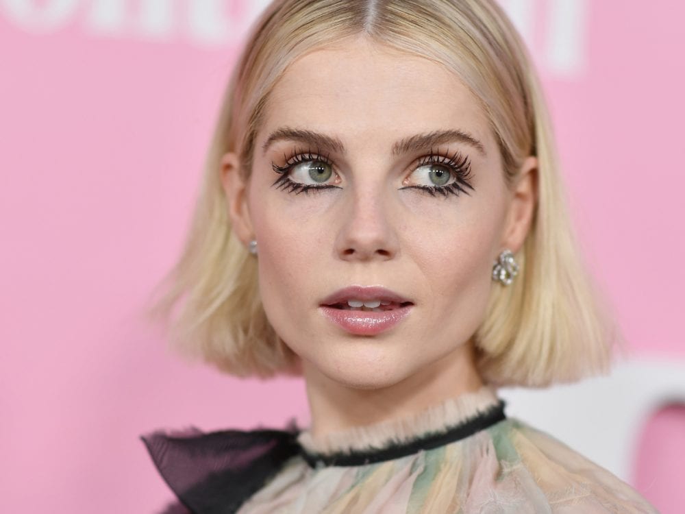 Lucy Boynton appartiene alla stagione estate chiara e indossa un rossetto nude rosato shimmer che ri