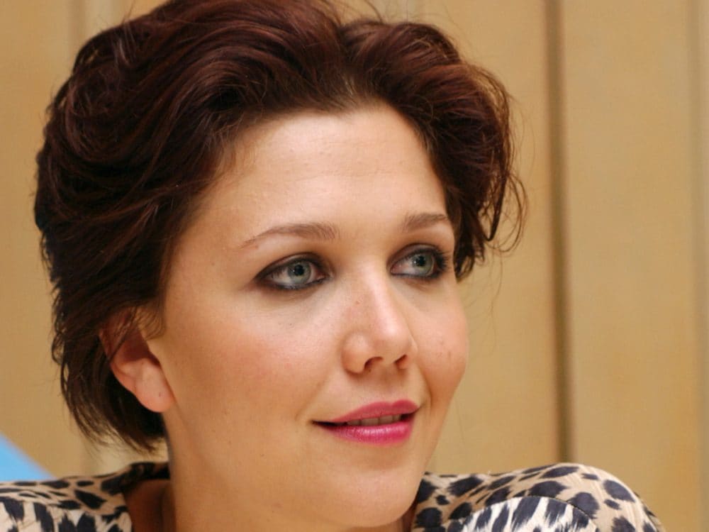 Maggie Gyllenhaal, di base estate fredda, porta un rosso mogano che le fa risaltare gli occhi azzurr