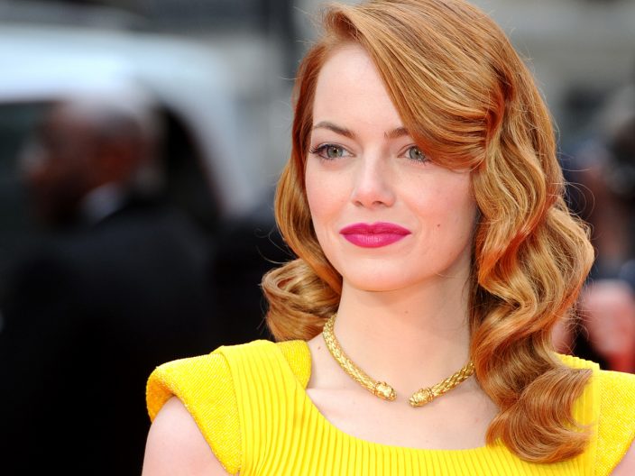 Emma Stone è una bionda naturale che porta molto bene il rosso rame chiaro, rientrando poi nella st