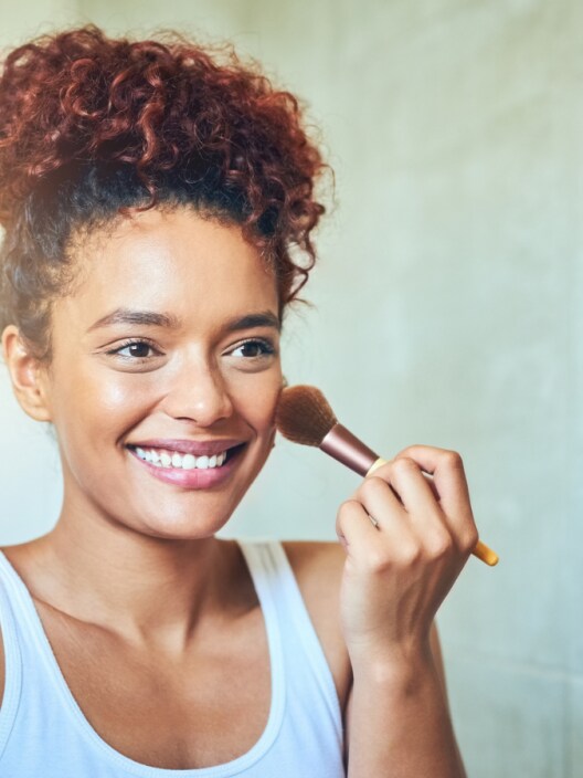 Bronzer, istruzioni per l’uso: cosa fare e cosa non fare per usarlo al meglio