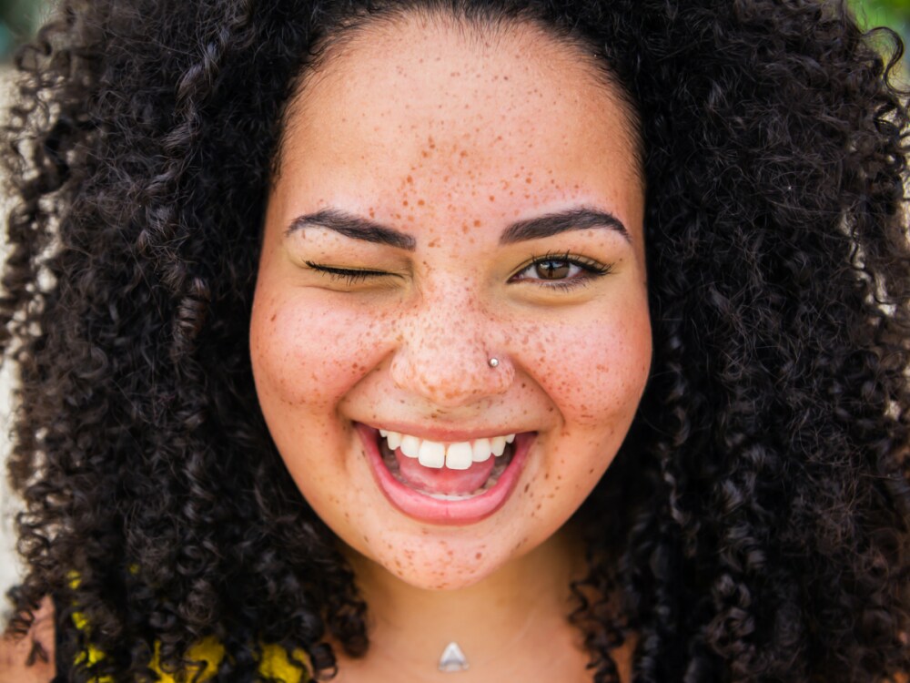 ragazza sorridente con capelli ricci neri