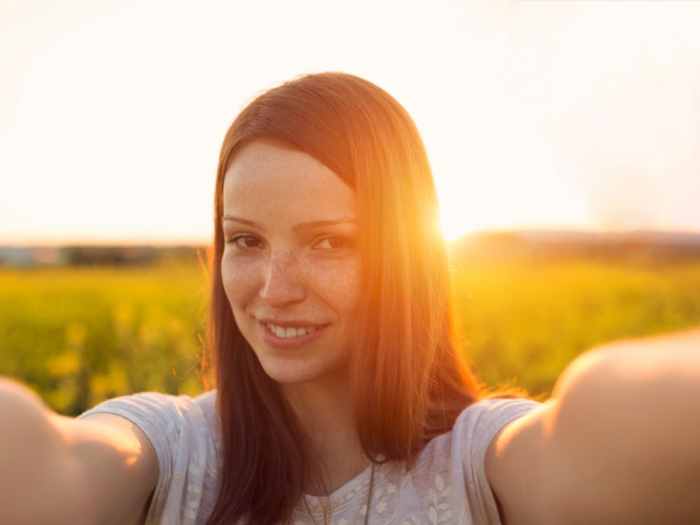 selfie di ragazza al sole