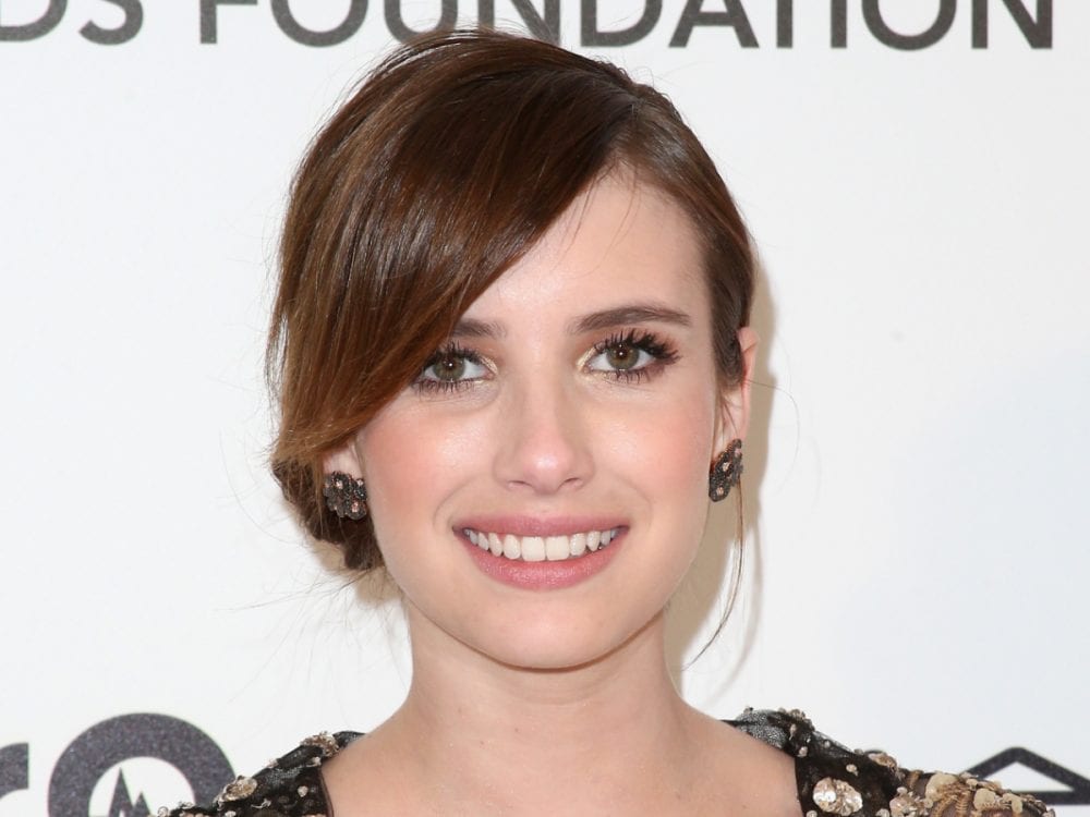 Emma Roberts, estate soft, si valorizza con un morbido castano medio dorato