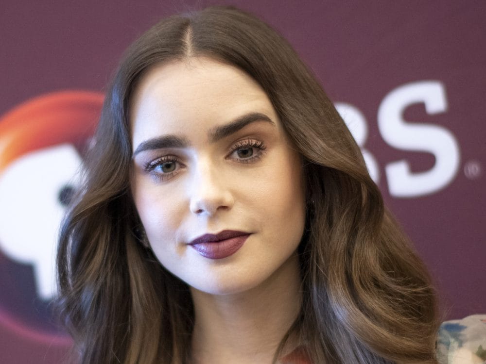 Lily Collins, inverno freddo, elegante nel suo naturale castano cenere chiaro