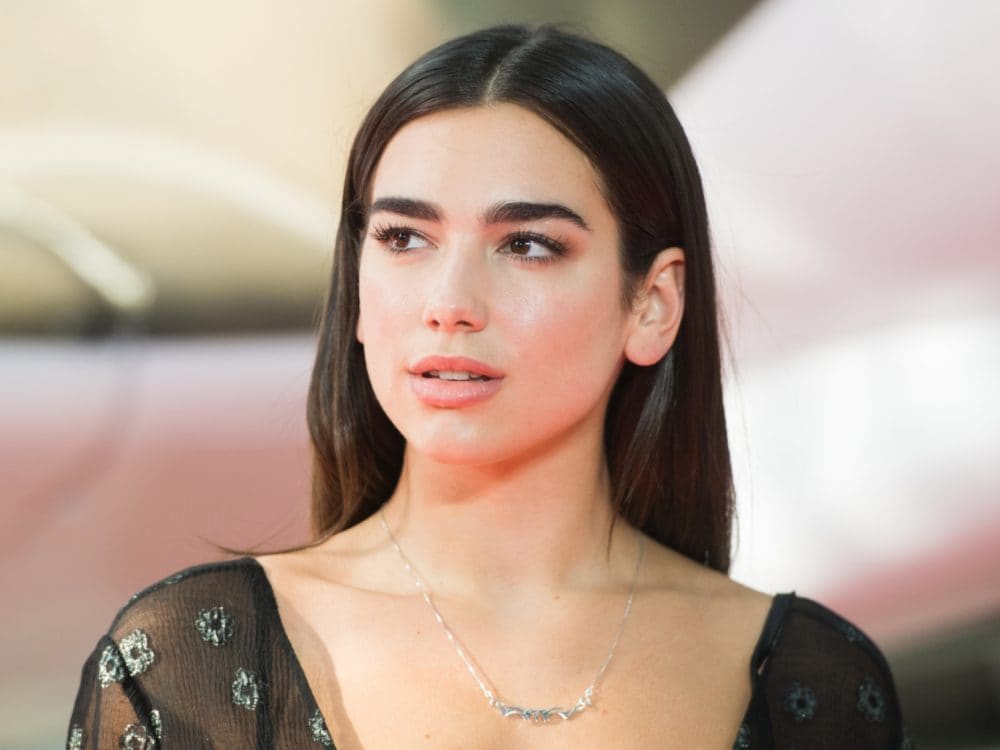 Dua Lipa, inverno profondo, bellissima e magnetica con il suo naturale castano scuro cenere