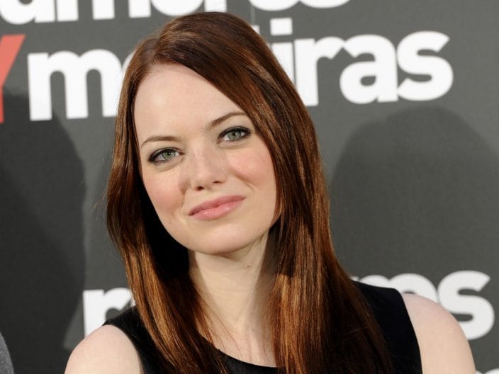 Emma Stone, di base primavera chiara perché bionda naturale, in un castano mixato rame e oro