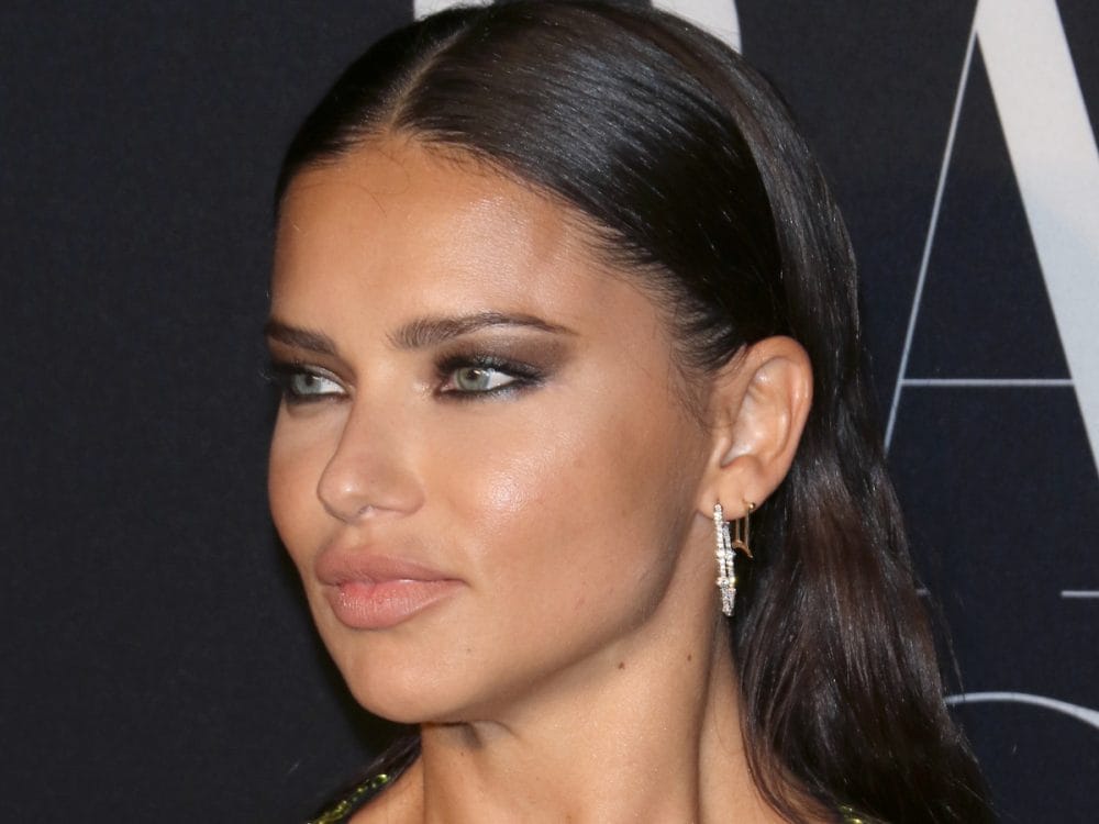 Adriana Lima è primavera brillante e intensifica il suo sguardo con bordatura nera a contrasto e un