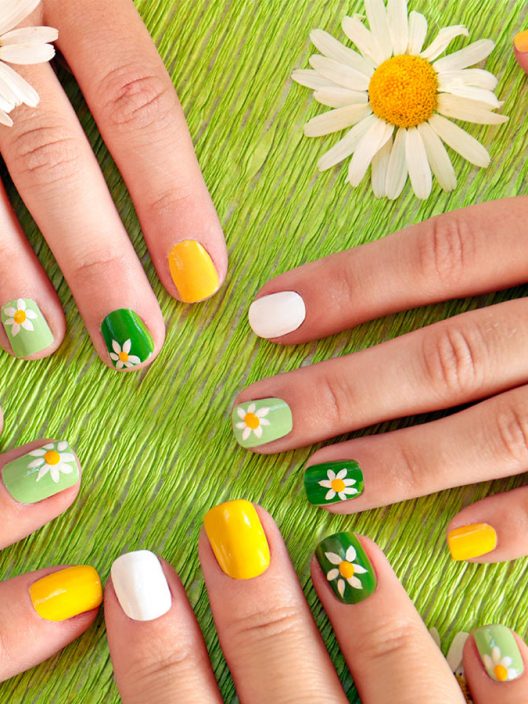 10 nail art estive a tema floreale che devi assolutamente provare