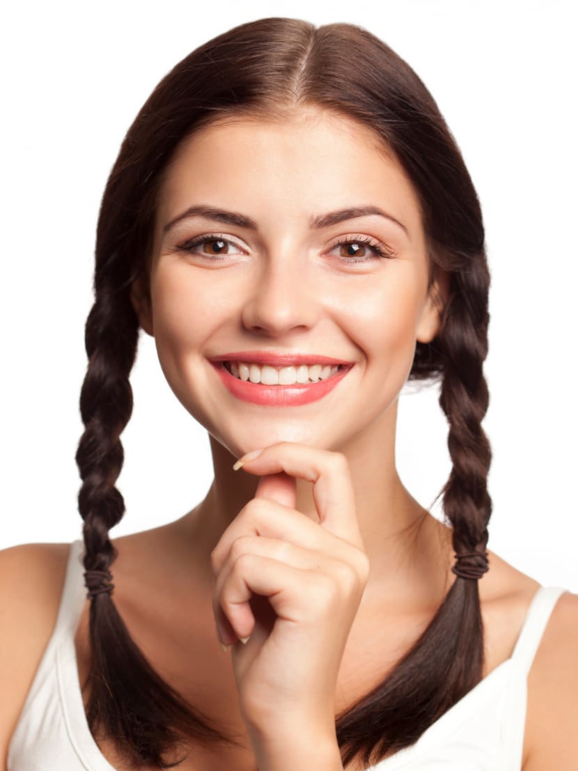 ragazza con trecce per fare le beach waves