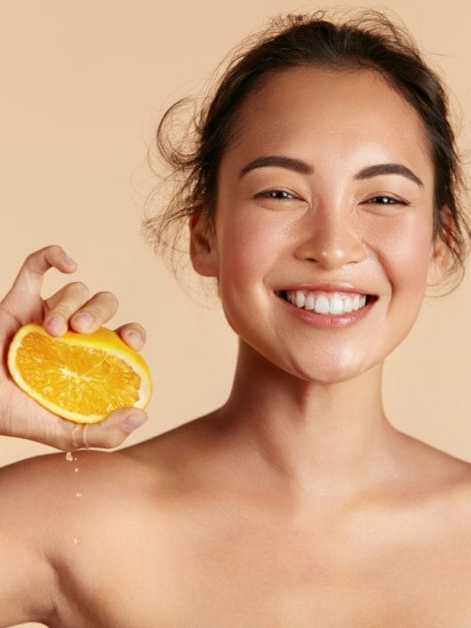 Vitamina C sulla pelle d’estate: sì o no? Tutto quello che devi sapere e i prodotti da provare