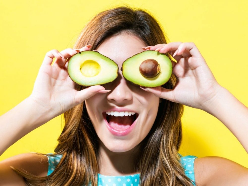 ragazza con avocado