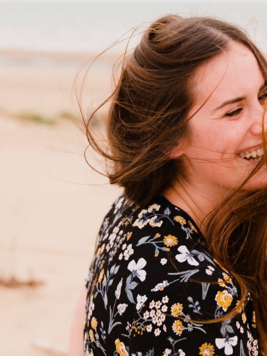 Tagli e spuntatine: come si preparano i capelli alla spiaggia e ai mesi più caldi