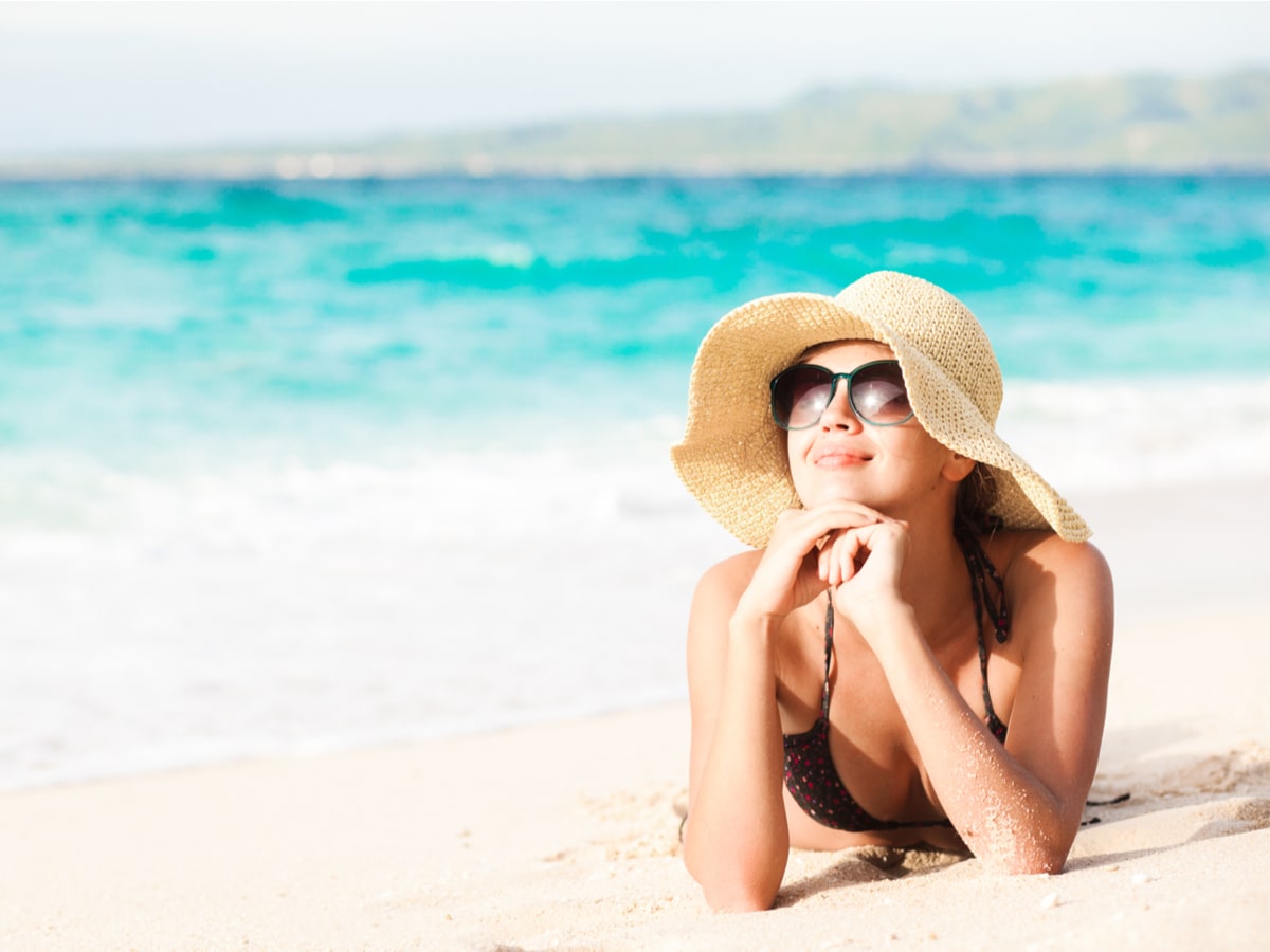 5 cattive abitudini in spiaggia che possono danneggiare il contorno occhi