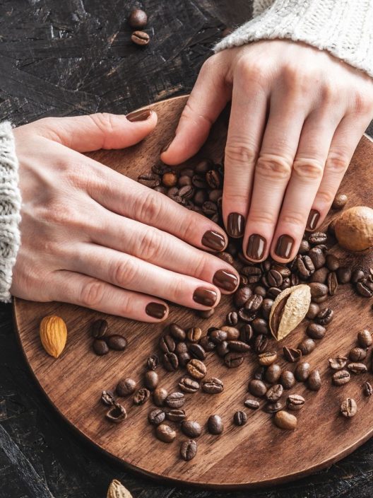 Unghie color cioccolato: il trend nail art per l’autunno inverno 2021 2022