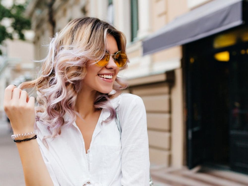 ragazza con capelli mossi corti