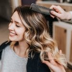 Balayage caramello su capelli castani: come si indossa questo classico intramontabile