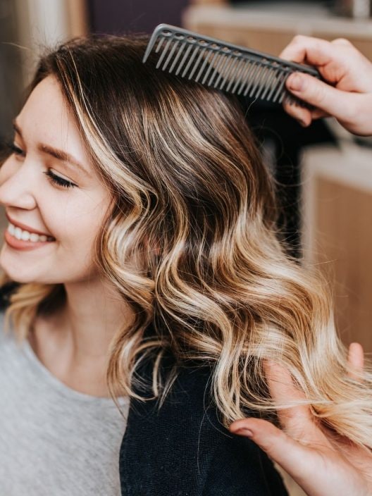 Balayage caramello su capelli castani: come si indossa questo classico intramontabile